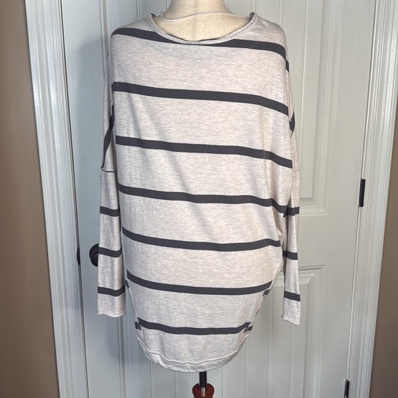We The Free People Size L Gray Striped V-Neck T-Shirt Top Long Sleeves - Picture 5 of 10